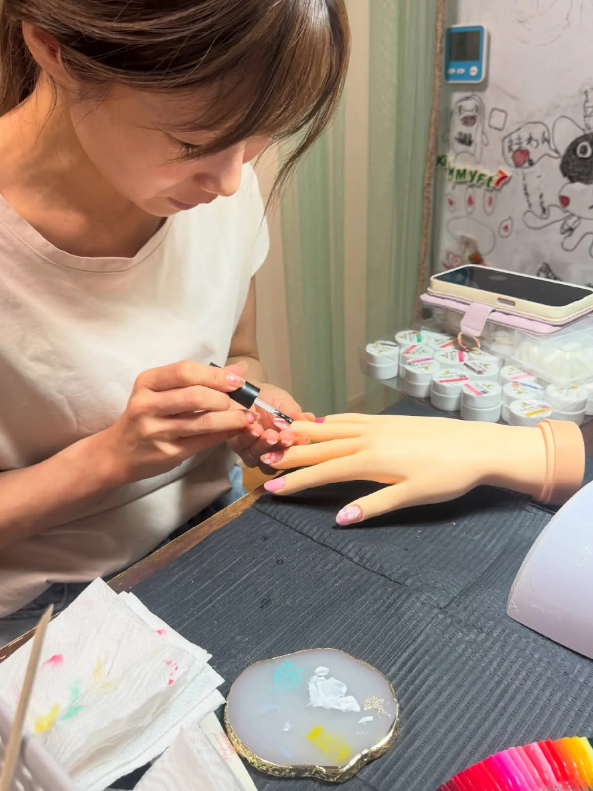 本日のレッスンでは、サロンワークを想定したフラワーアートを行...